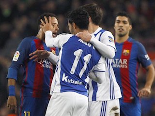 Vela y Neymar ‘sacan chispas’, estuvieron cerca de los golpes