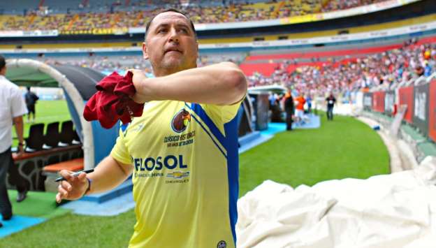 La Volpe culpó a Cuau de goleada contra Chivas: Villa