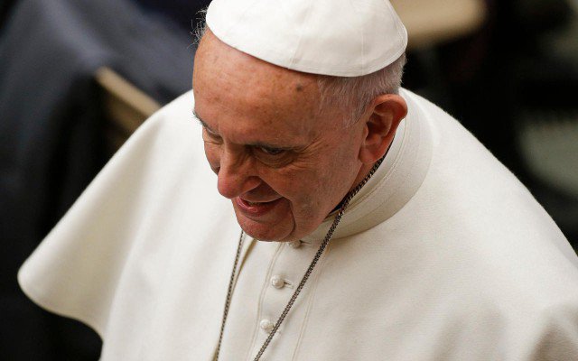 Papa insiste en “puentes, no muros” tras veto migratorio de Trump