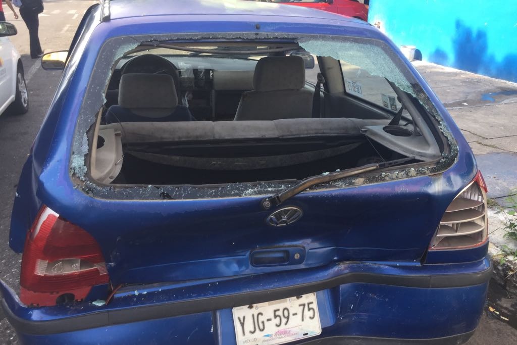 Auto cae a socavón y otro coche choca contra el