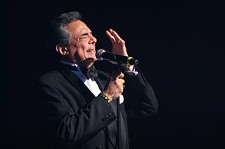 Hospitalizan a Jose José por un tumor
