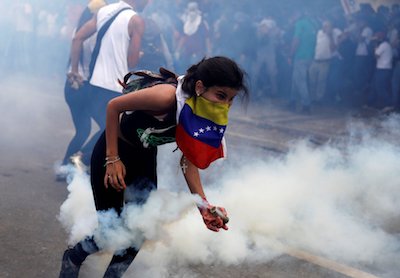 Mueren dos jóvenes a balazos en protestas en Venezuela