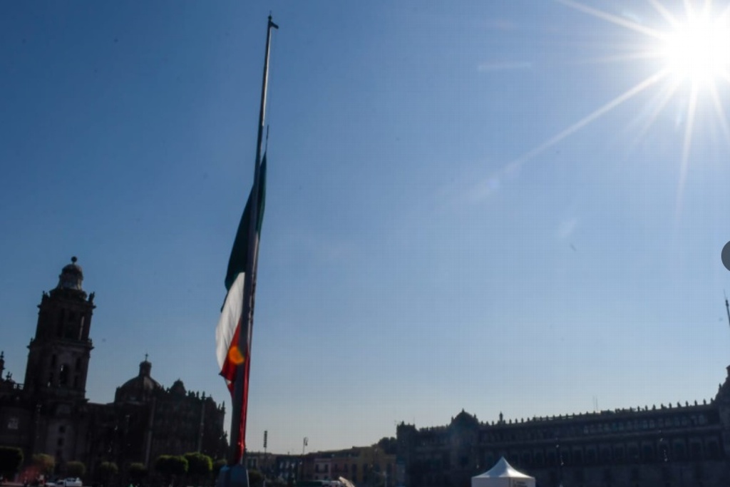 Banderas en CdMx, a media asta por 23 víctimas de colapso del Metro