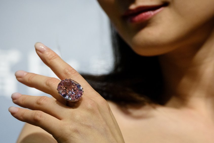 El diamante “Estrella Rosa” se convierte en la joya más cara en una subasta
