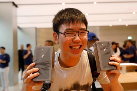 Sin largas filas en Asia, iPhone 8 debuta en las tiendas