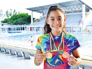 Motivada Lía Quezada con sus medallas nacionales