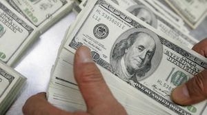Venden dólar en 17.20 pesos en la terminal aérea capitalina