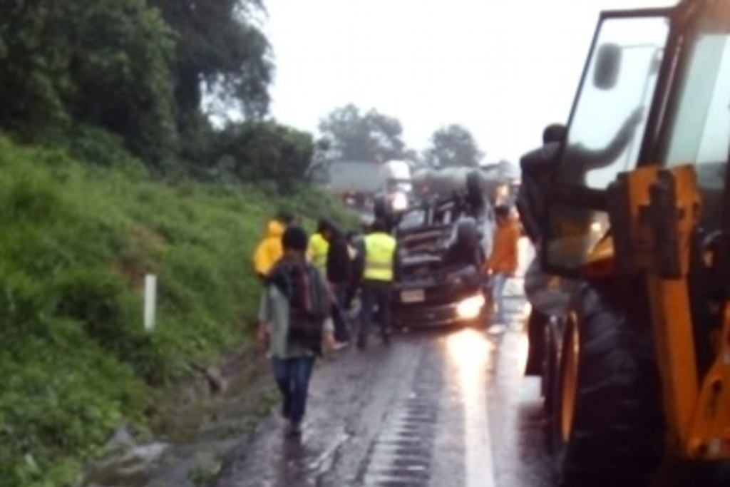 Fallece una persona en volcadura sobre autopista Ciudad Mendoza-Orizaba