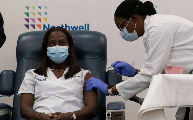 Trabajadora de Salud recibe primera vacuna contra Covid-19 en EU