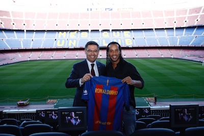 ¡Ronaldinho regresa a Barcelona!