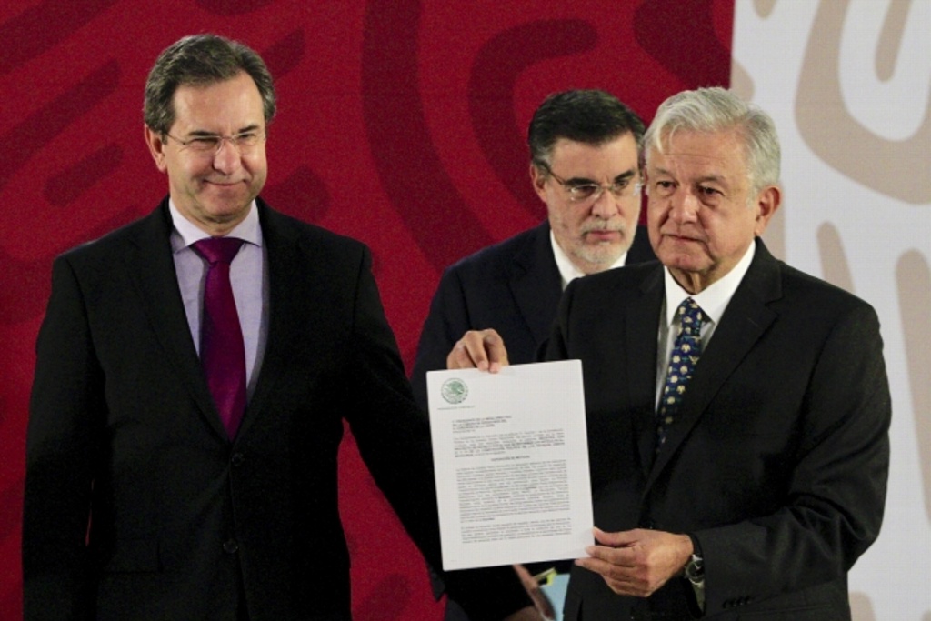 Firma AMLO iniciativa de revocación de reforma educativa