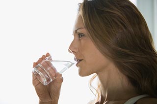 Seis a ocho vasos de agua natural al día, para mantenernos hidratados