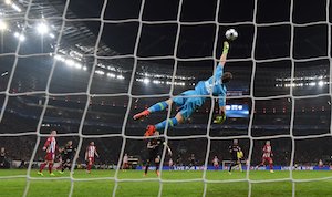 ¡Duro golpe! 'Chicharito' y Bayer pierden en la Ida de Champions contra 'Atleti'