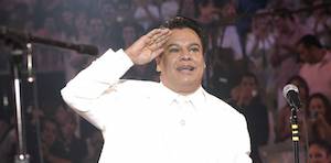 Hijo mayor y nuera de Juan Gabriel demandan a televisoras y familiares