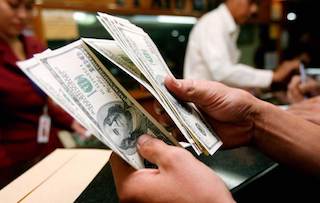 Dólar se vende hasta en 18.17 pesos en aeropuerto capitalino