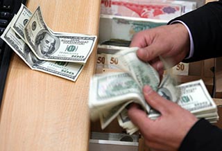 Promedia dólar en 17.65 pesos a la venta en el aeropuerto de la ciudad