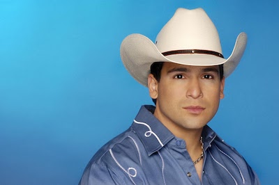 Exhibe Bobby Pulido trasero de una de sus fans