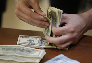 Promedia dólar en 18.00 pesos a la venta en el Aeropuerto Benito Juárez