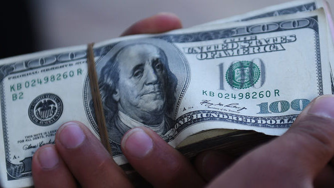 Dólar llega a 18.81 pesos en bancos