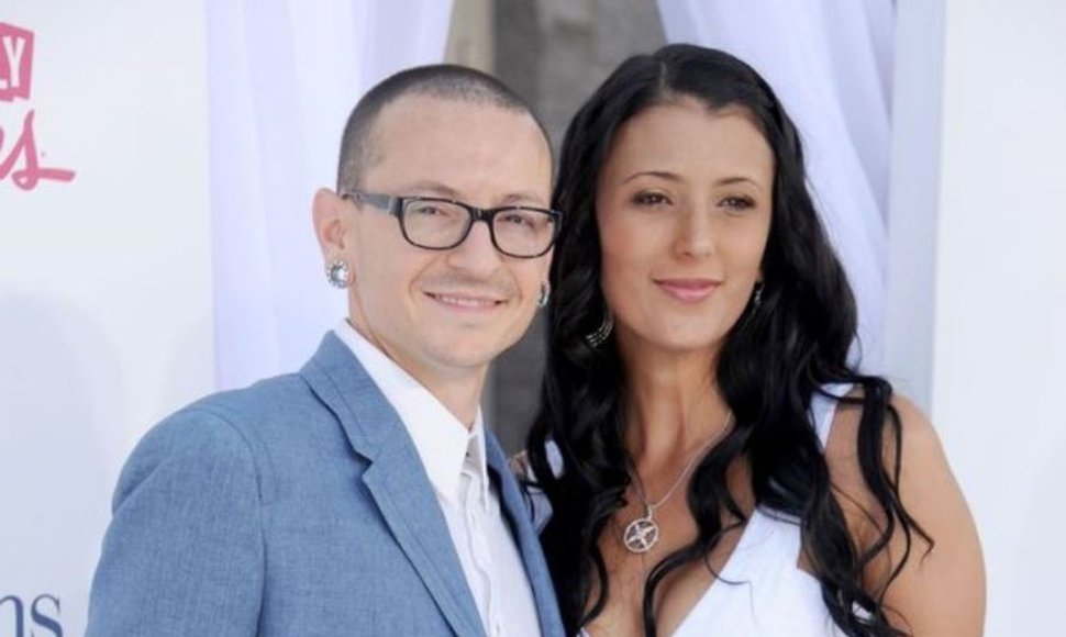 Viuda publica video de los últimos momentos de Chester Bennington