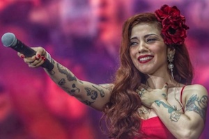 Señores gobernantes por favor sean dignos del pueblo que representan: Mon Laferte