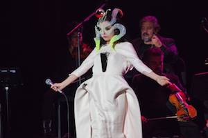Cantautora Bjork embelesa a público en su debut en el Auditorio Nacional