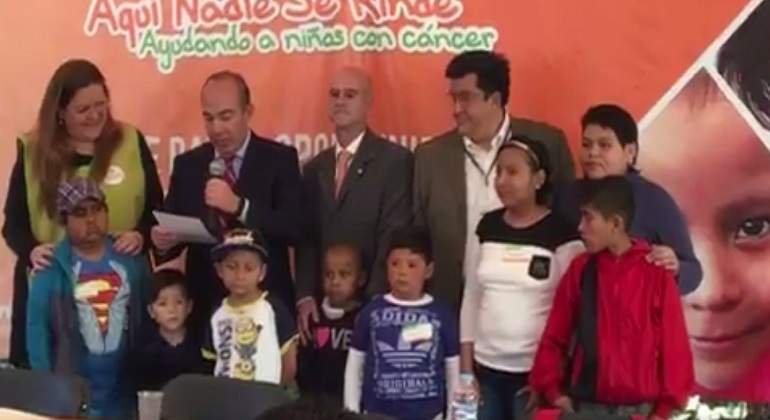 Calderón donó pensión de expresidente a fundación de niños con cáncer