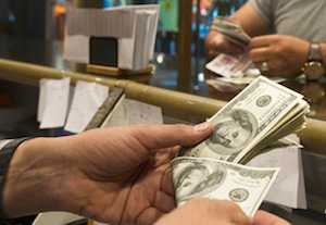 Venden Dólar hasta en 18.11 pesos en bancos