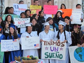 Senado avala iniciativa para revalidar estudios de mexicanos deportados de EEUU