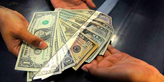 Dólar promedia en 17.60 pesos a la venta en el aeropuerto capitalino