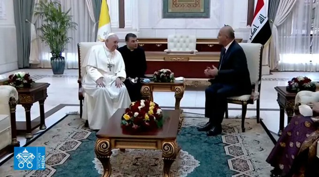 Papa Francisco llega a Irak en una visita histórica de tres días