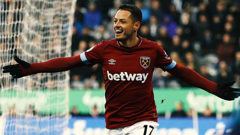 Chicharito muestra sus dotes de delantero en complicado reto con botella