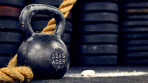 Pesas rusas o 'kettlebells': para qué sirven, cómo usarlas y qué ejercicios hacer