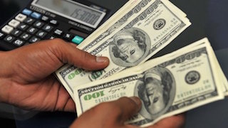 Dólar se vende hasta en 18.07 pesos en bancos capitalinos