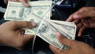 Venden Dólar hasta en 18.01 pesos en bancos