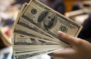 Venden dólar en 17.58 pesos en aeropuerto de la Ciudad de México