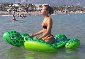 Hija del nuevo DT de Cruz Azul explota redes sociales (Fotos)
