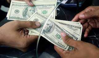 Venden Dólar hasta en 18.04 en bancos