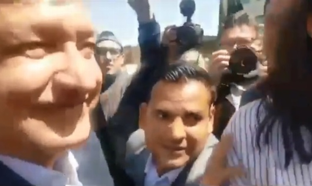 Besa AMLO a una reportera durante entrevista en Baja California (+Video)
