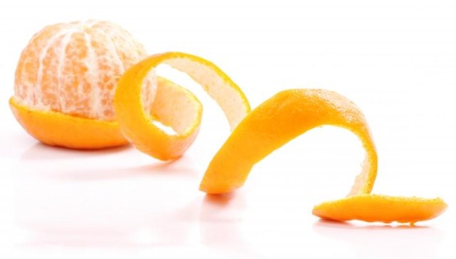 Cáscara de naranja para limpiar aguas residuales