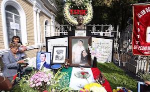 Miles recuerdan a Pedro Infante en el Panteón Jardín
