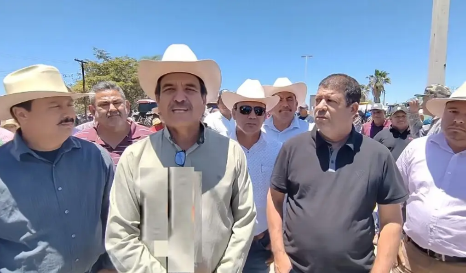 Productores agrícolas bloquean acceso a Pemex por precio base de maíz y trigo