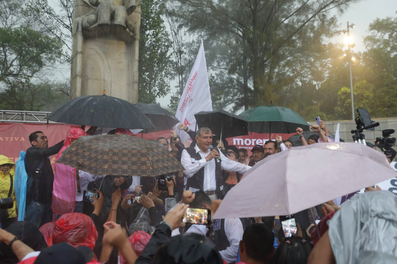 Frente a la tormenta con granizada de por medio, Adán Augusto López Hernández llama a seguir engrandeciendo a la Ciudad de México