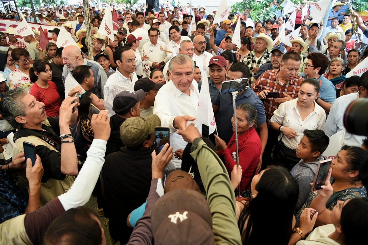 Ante más de dos mil personas de la sierra veracruzana, Adán Augusto López Hernández garantiza que no se van a acabar los Programas SocialesDesde la región de las altas montañas veracruzanas, aquí en Zongolica, Adán Augusto López Hernández, aspirante a la Coordinación Nacional para la Defensa de la Cuarta Transformación, rindió esta tarde un sentido homenaje a los adultos mayores sin quienes, admitió, no hubiera sido posible el triunfo del presidente Andrés Manuel López Obrador y, por tanto, la construcción de la Cuarta Transformación.  Zongolica, cubierta de manera habitual por una densa neblina y lluvias abundantes en esta temporada de verano, recibió a Adán Augusto López Hernández, quien se mostró emocionado por el afecto mostrado por más de dos mil personas que se dieron cita, muchos de los cuales lo saludaron de mano, se tomaron selfies con él, y le invitaron helado y agua fresca en su recorrido al templete.   Y es gracias al respaldo de los adultos mayores, subrayó el tabasqueño, que el presidente López Obrador respondió con la puesta en marcha de la Pensión Universal para Adultos Mayores y la incorporación de este mecanismo al texto constitucional.  Pero no sólo ello, si no que se preocupa por el constante fortalecimiento de la Pensión Universal, como es el aumento de 25 por ciento que tendrá a partir de enero próximo, al pasar de 4 mil 800 a 6 mil pesos bimestrales, además de explorar la posibilidad de que disminuya de 65 a 63 años d edad su aplicación, agregó.  Al cumplir aquí en Veracruz el día número 40 de su recorrido por todo el país para difundir qué es, y cuáles son los logros de la Cuarta Transformación, el oriundo de Tabasco, garantizó que “no va a desaparecer la Pensión Universal para Adultos Mayores y ninguno de los Programas Sociales porque ustedes no quieren, porque ustedes los necesitan y porque hay mucho presidente y mucha Cuarta Transformación para mantenerlos por muchos años más”.  En esta localidad ubicada en la parte central del estado de Veracruz, el político tabasqueño cumplió su Asamblea Informativa número 102, en la que sostuvo que “ya empiezan, quienes no quieren al pueblo, los que nunca han puesto un pie aquí en Zongolica, a decir que se van a acabar los Programas Sociales, y eso, que lo escuchen bien, nunca va a suceder”.  Acusó que Vicente Fox, “ese zángano, la chachalaca grandota de Guanajuato, pidió a su candidata que regrese la pensión a los expresidentes y que termine la Pensión Universal para Adultos Mayores y el resto de los Programas Sociales puestas en marcha en este gobierno, pero eso no se le va a hacer nunca”.  Adán Augusto López Hernández, desde el templete, llamó al médico cubano, originario de La Habana, Salvador Rosales, quien junto con otros tres de sus compañeros “han ayudado y han aportado su trabajo y talento, para recuperar el sector salud de aquí de Zongolica y que haya mejores condiciones de vida en toda esta región de la montaña de Veracruz”.  Antes del mensaje, se leyó el texto de los lineamientos ordenados por el Instituto Nacional Electoral para la celebración de las Asambleas Informativas, y se dio cuenta del cabal cumplimiento de estos tanto por parte del delegado nacional como de los asistentes al evento.