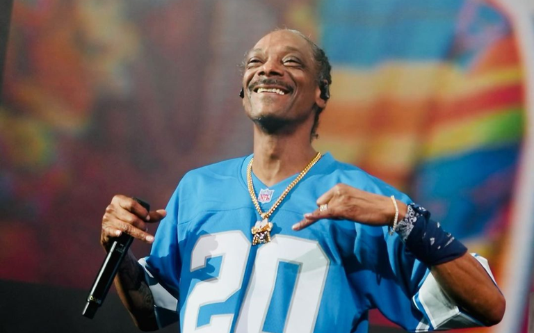 Snoop Dogg dona 10 mil dólares a una mujer de 93 años que está a punto de perder su casa