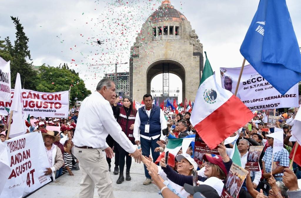 “Cuando a un hombre lo sigue un pueblo, es porque en las manos el corazón lleva” y yo, hoy les digo: les entrego mi corazón, mi corazón es de ustedes. Adán Augusto López en su gran cierre en un abarrotado Monumento a la Revolución.