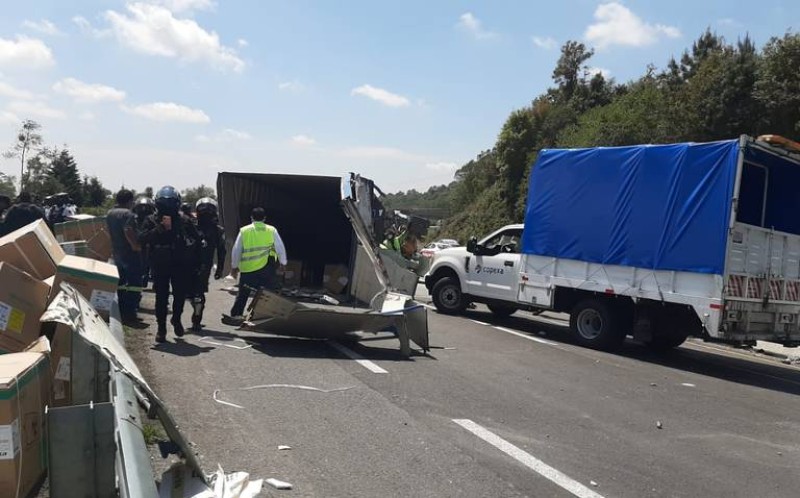 Volcó tráiler cargado con climas y policía evita rapiña, en la Xalapa-Perote