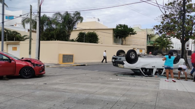 Aparatoso accidente en calles de Veracruz; hay un auto volcado