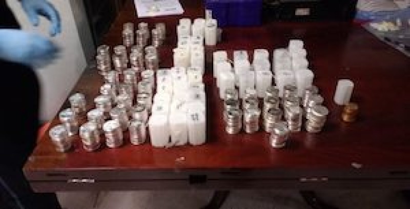 Detienen a mujeres con casi mil monedas de plata y oro