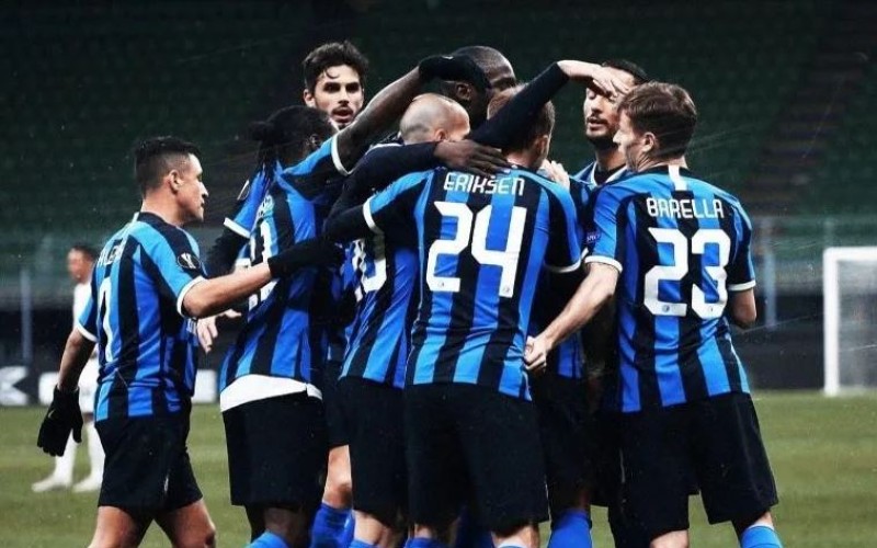 En estadio vacío, Inter de Milán remonta y avanza en Europa League